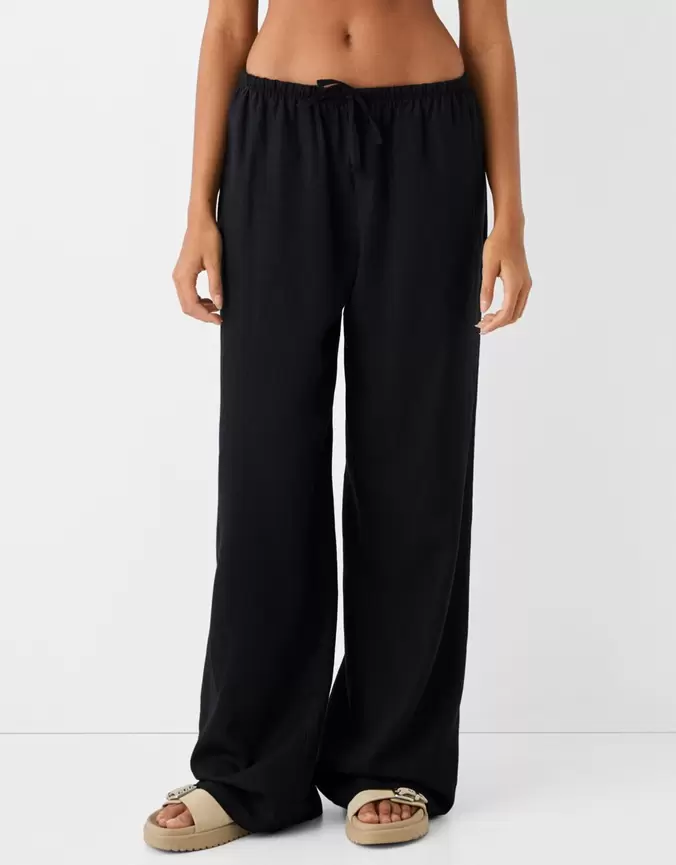 Offerta per Pantaloni straight fit in misto lino con vita elasticizzata a 22,99€ in Bershka