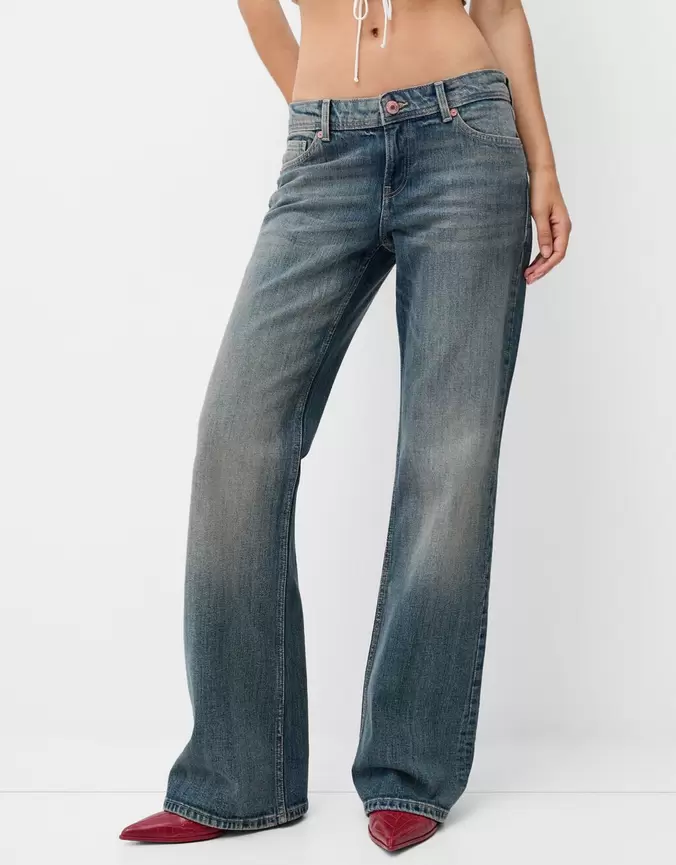 Offerta per Jeans bootcut low waist a 35,99€ in Bershka