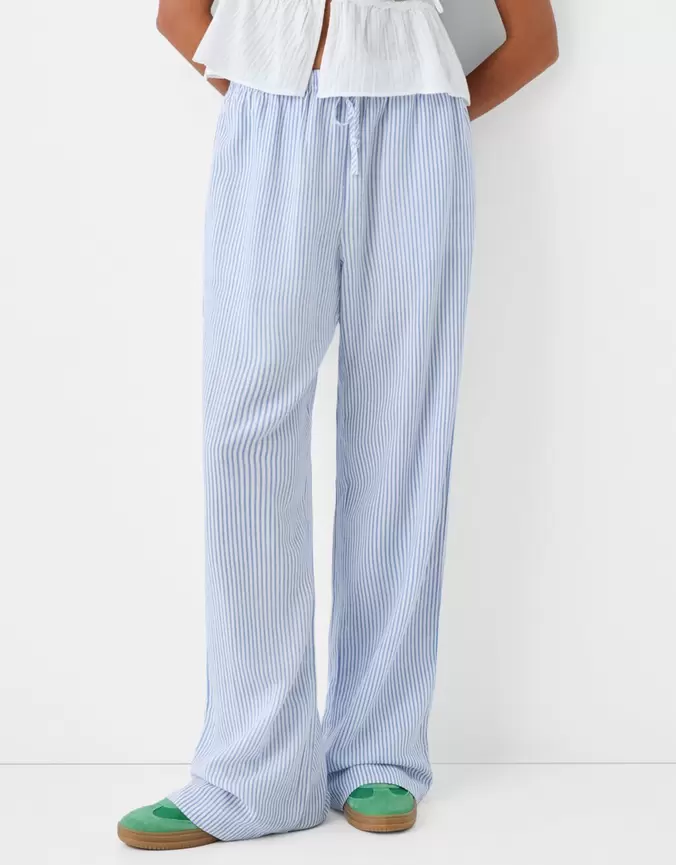 Offerta per Pantaloni straight a righe con vita elasticizzata a 25,99€ in Bershka