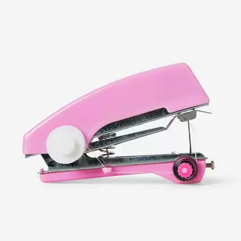 Offerta per Macchina da cucire manuale rosa a 6€ in Flying Tiger